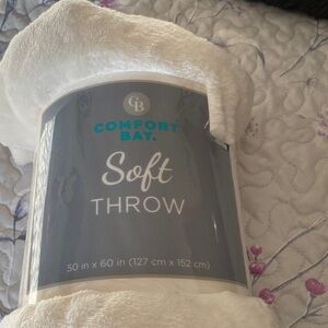 Comfort Bay plush throw